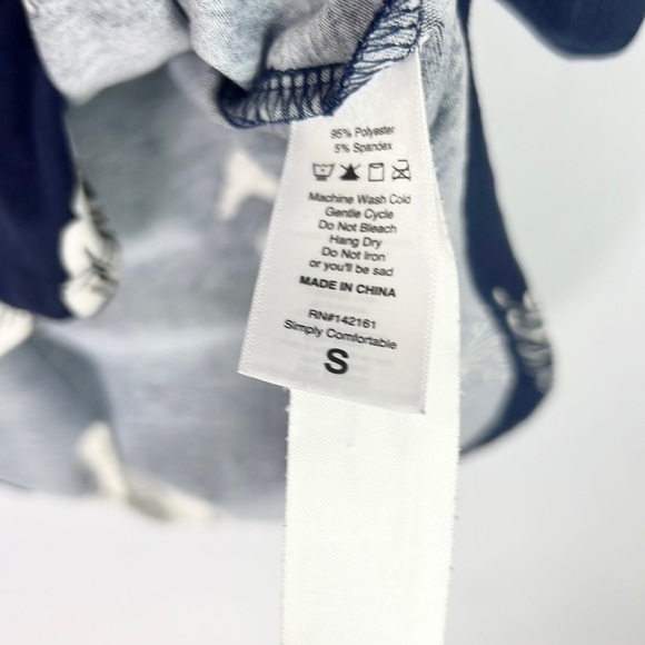 LULAROE |💙🌺 Navy Blue & White Hawaiian Floral Print Burton-Up Short-Sleeved Top - Picture 8 of 10